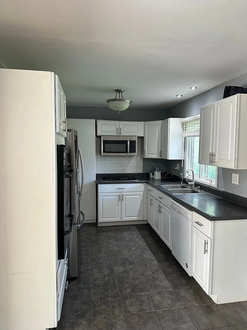3 bed, 1.5 bath, $2,500 — Photo 4