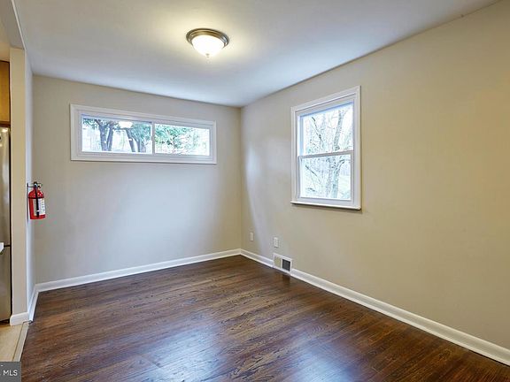 5th image of 42 Russell Rd