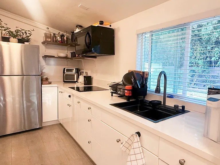 805 Towne St #B — Photo 6