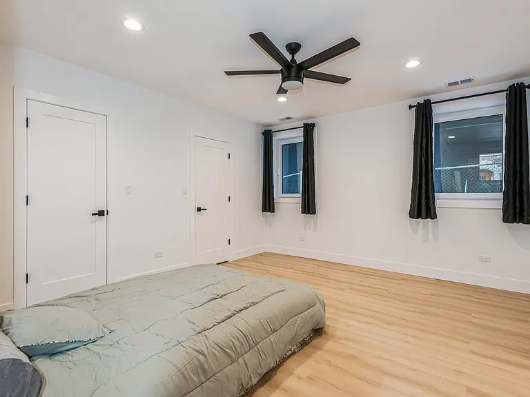1535 W Estes Ave #G — Photo 14