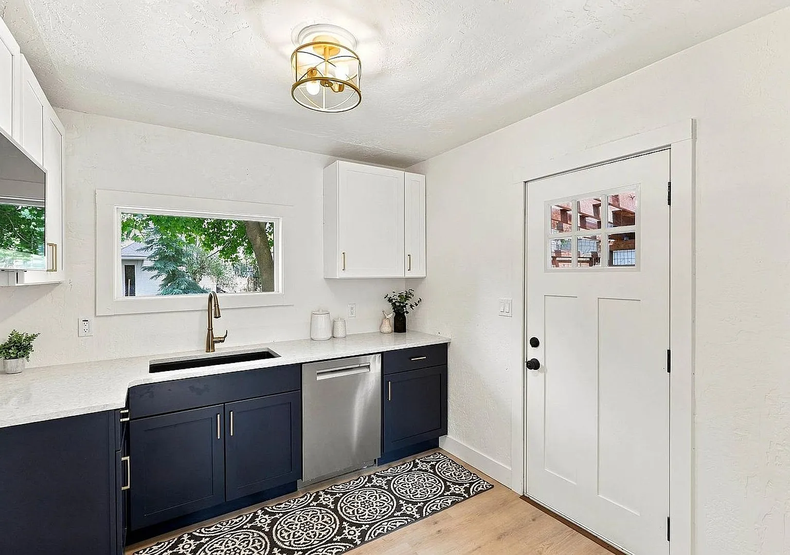 Newly Remodeled 4 bedroom, 2 bathroom home in Spokane Valley Available Now! — Photo 4