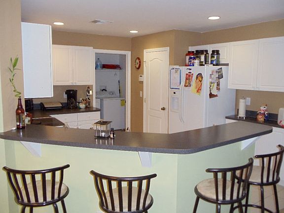 Kitchen w/counter overhang