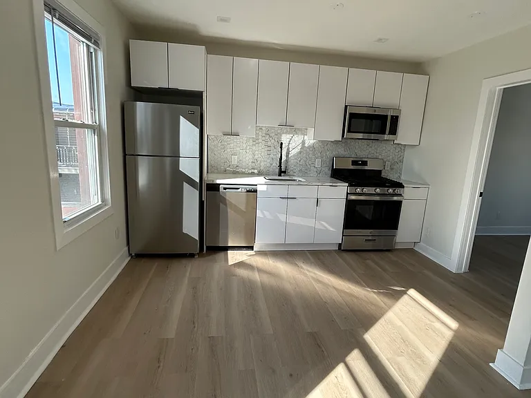 Cottage Ave — Photo 3