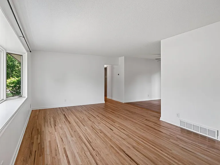 2036 Coral Ln — Photo 5