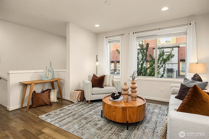 3rd image of 959 6th Avenue NE