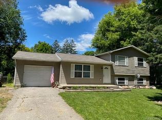 9523 Waite Dr, Fenton, MI 48430