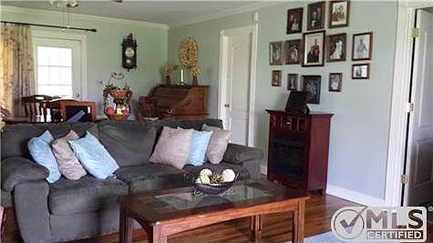 5th image of 22 Royal Oak Dr