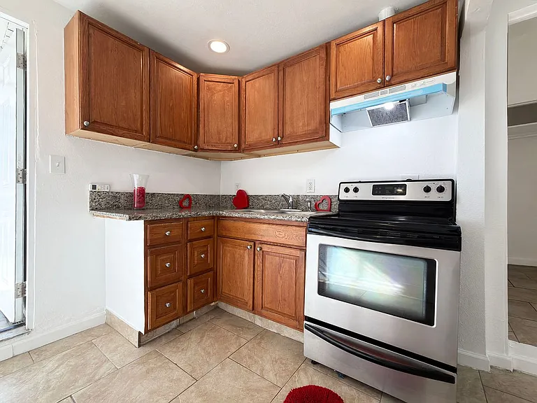 2657 E Monroe St — Photo 5