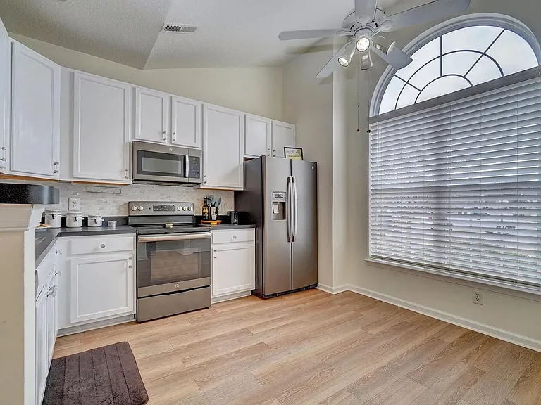 2230 Livingston St — Photo 9