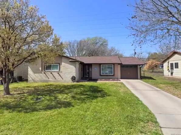 915 HORSESHOE TRL, Universal City, TX 78148