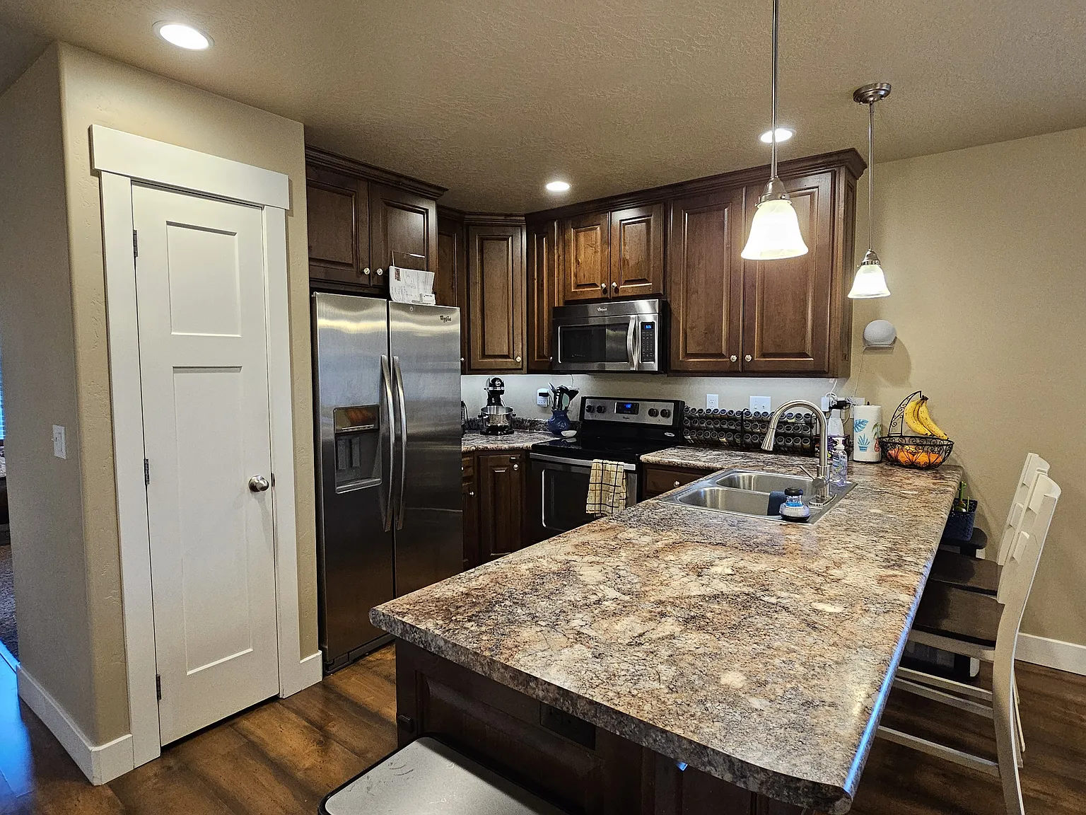 3 bed, 1720 sqft, $2,100 — Photo 3