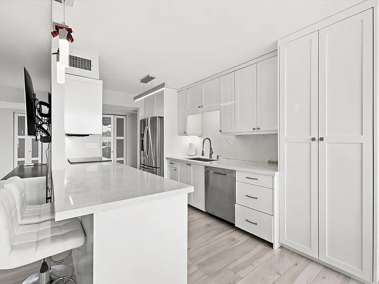 800 Jeffery St — Photo 8