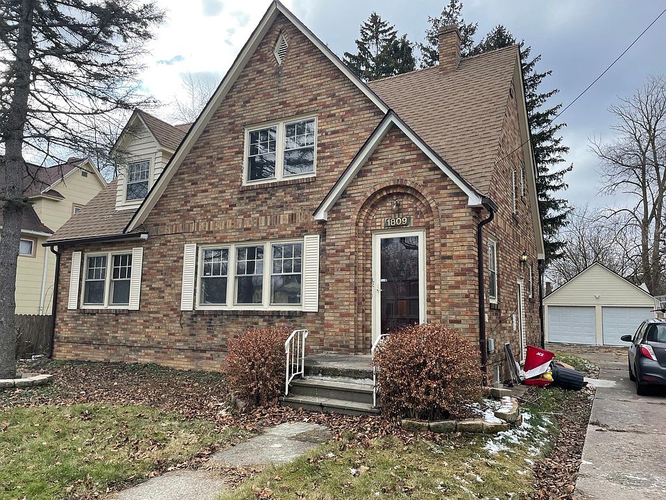 1st image of 1809 N Oakley St #2