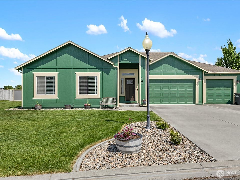 1st image of 121 Scenic Drive NE