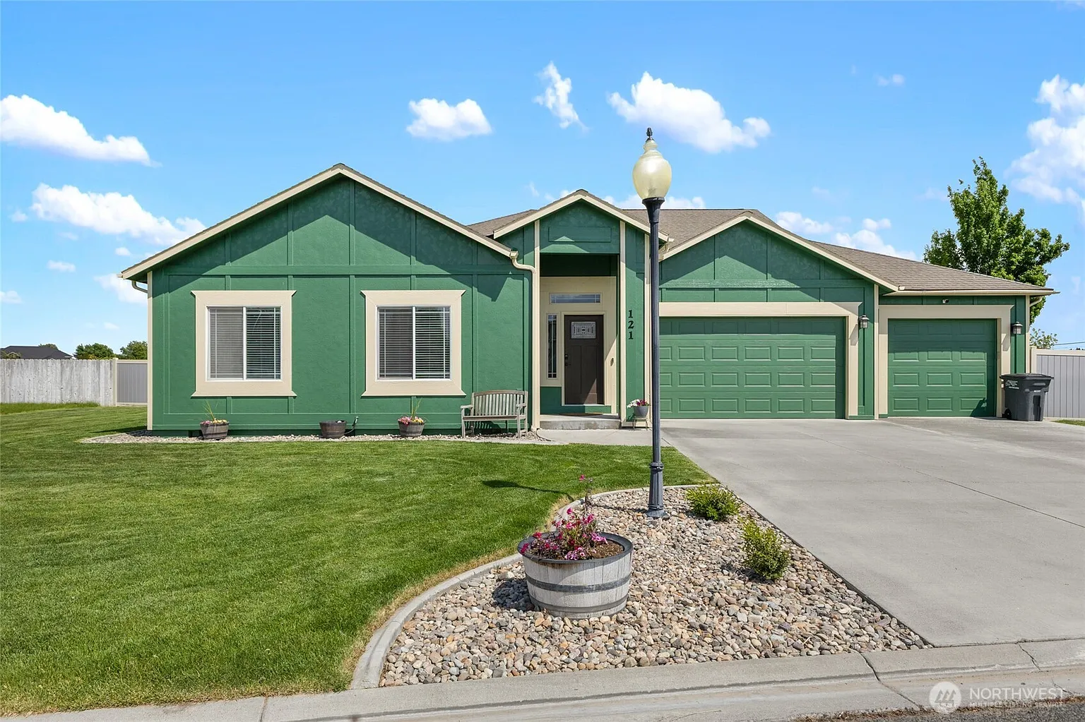 121 Scenic Drive NE photo 1