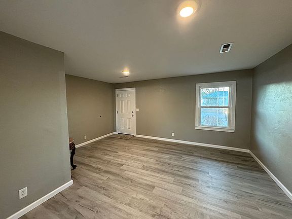 4th image of 2617 N Market Ave
