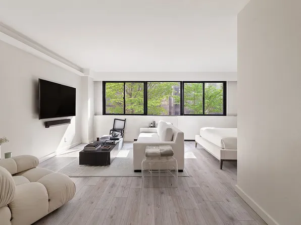 16 W 16th St APT 4PN, Manhattan, NY 10011