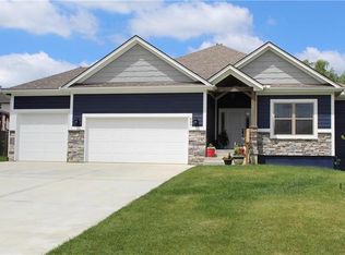 804 SW Cross Creek Dr, Grain Valley, MO 64029
