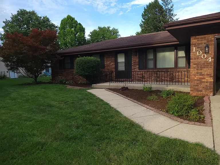 1004 Broadmoor Dr — Photo 2