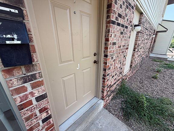 3rd image of 903 Southwest Blvd #J