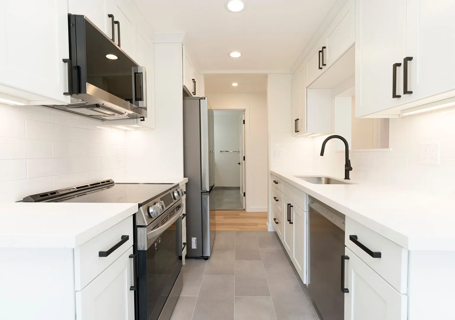 Brand New Remodel Spacious 3BR/2BA Residence High Ceilings with A/C in Heart of Fremont — Photo 3