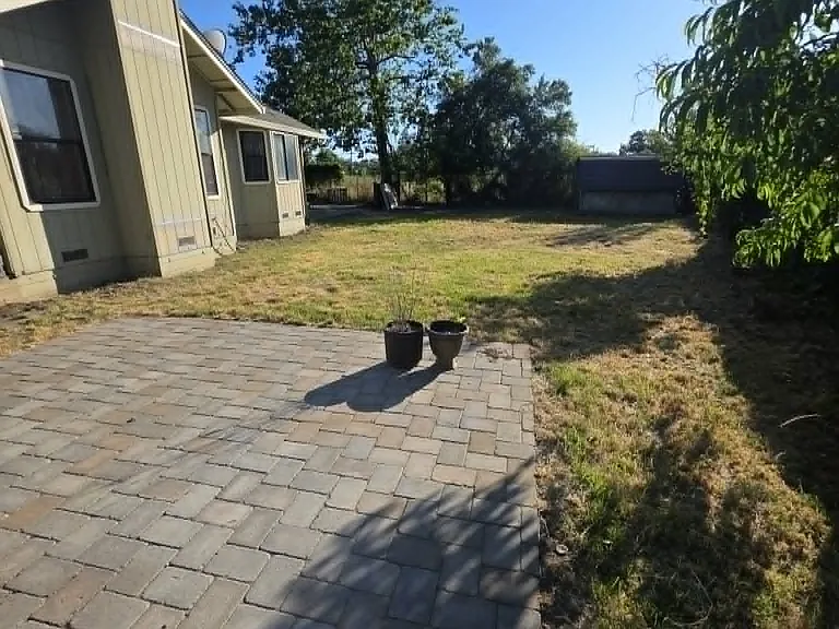 1120 Safford St — Photo 3