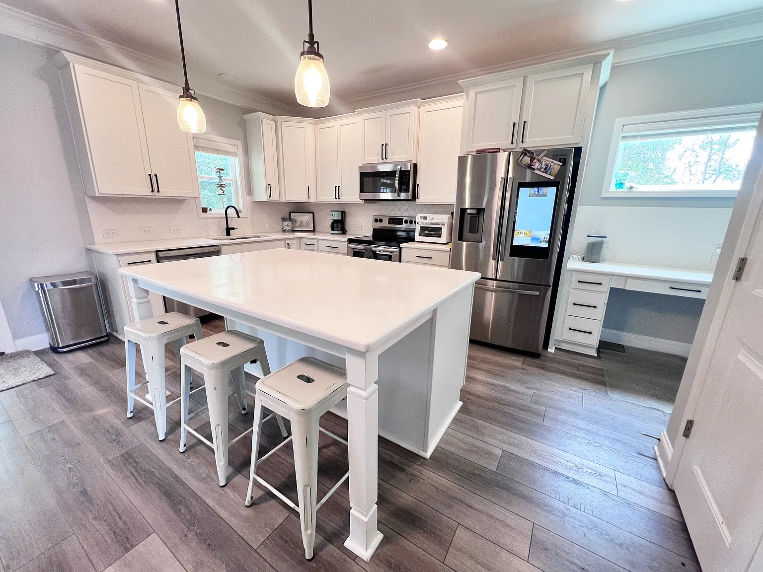4 bed, 2.5 bath, 2400 sqft, $2,500 — Photo 4