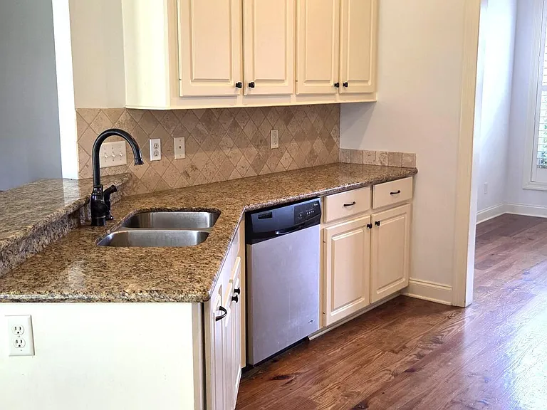 102 Oak Meadow Ct — Photo 7