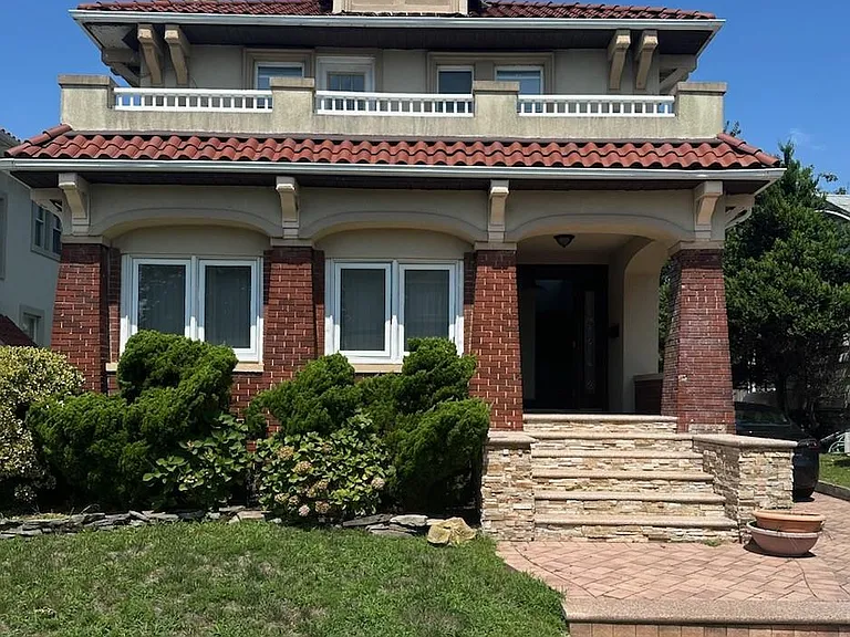 61 W Walnut St #UPPER — Photo 1