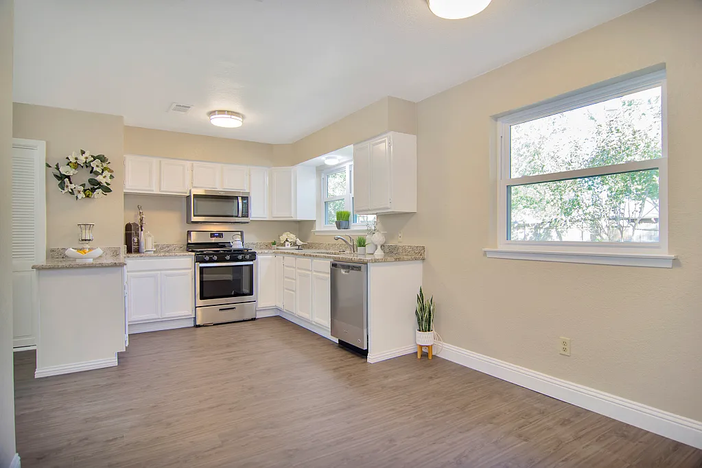 3 bed, 1700 sqft, $1,950 — Photo 1