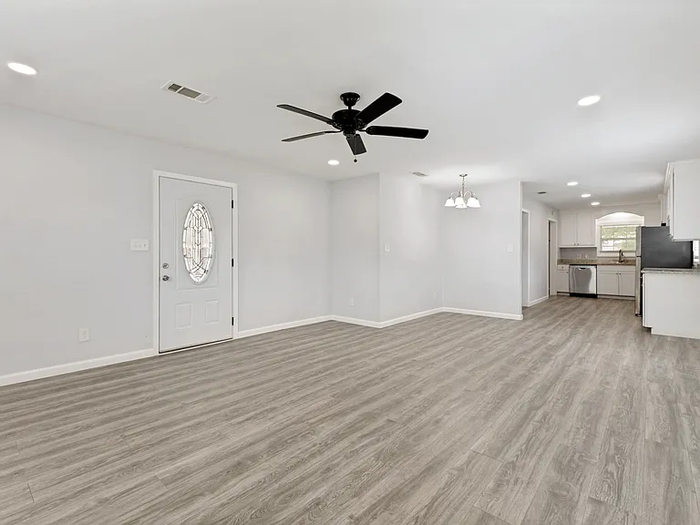 1110 N Ross Ave — Photo 4