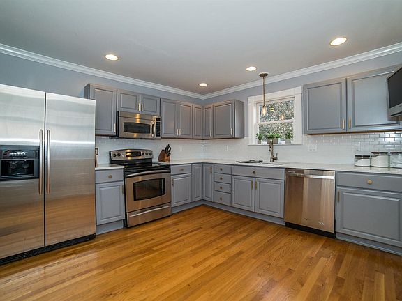 4th image of 3922 Catherine Ave