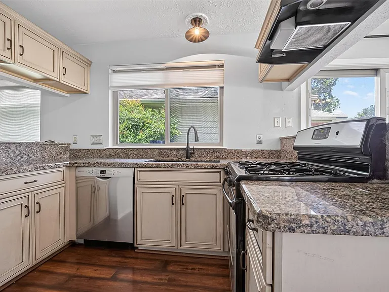 16174 Golden Sands Dr — Photo 9