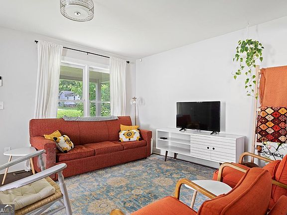 4th image of 2280 Larchwood Rd SW