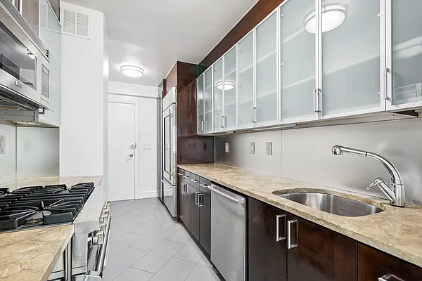 Rented by 165 E 66 Street Residential Owner LLC | media 7