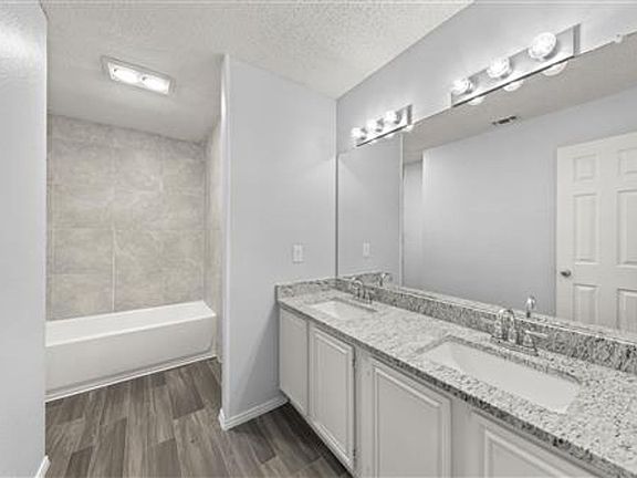 5th image of 2753 White Oak Dr