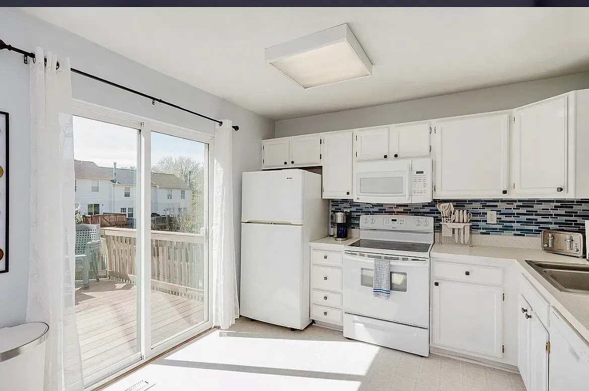 3 bed, 1660 sqft, $2,400 — Photo 3