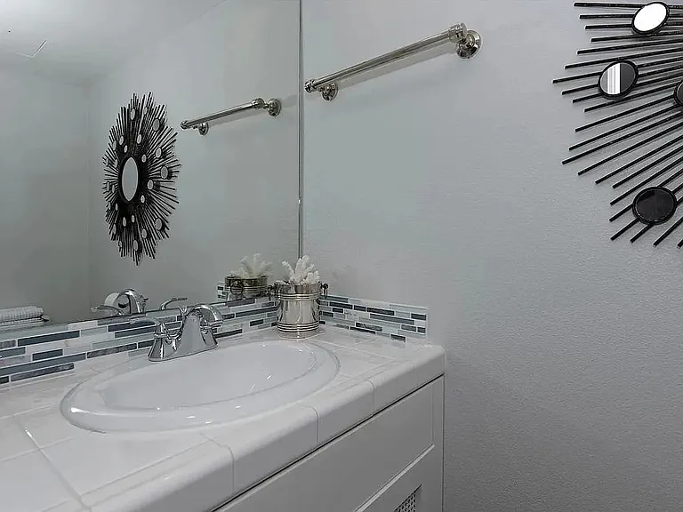 8132 Camino Del Sol #F — Photo 16