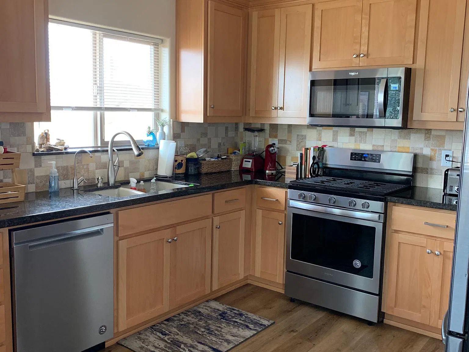 570 Kings Ave — Photo 4