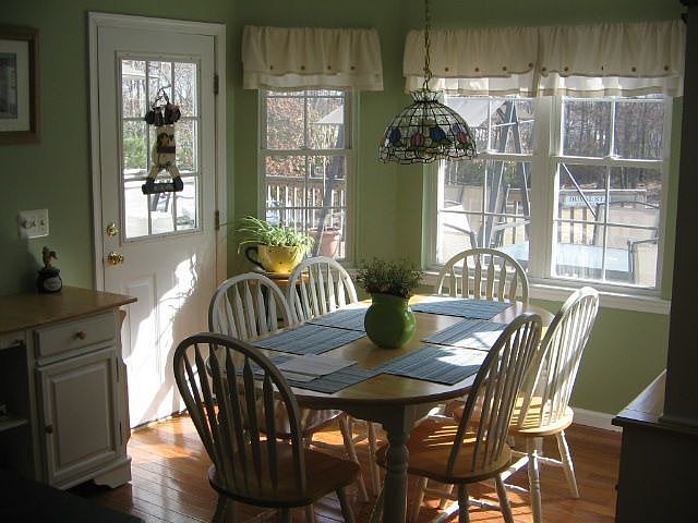large eat in kitchen