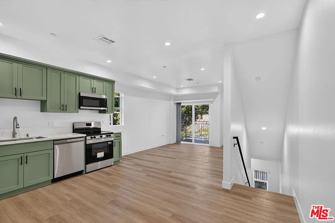4 bed, 4.0 bath, 1420 sqft, $3,500 — Photo 1