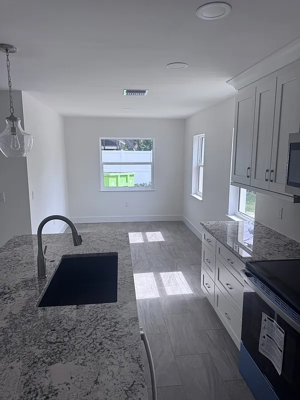 3 bed, 3.0 bath, 1600 sqft, $2,595 — Photo 4