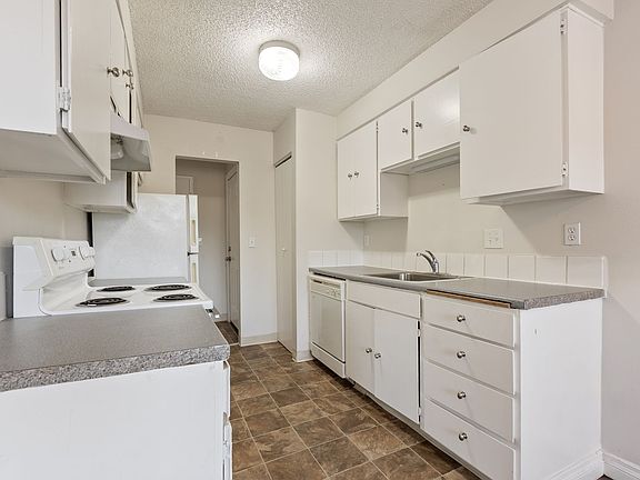 3rd image of 12800 NE Sandy Blvd #30