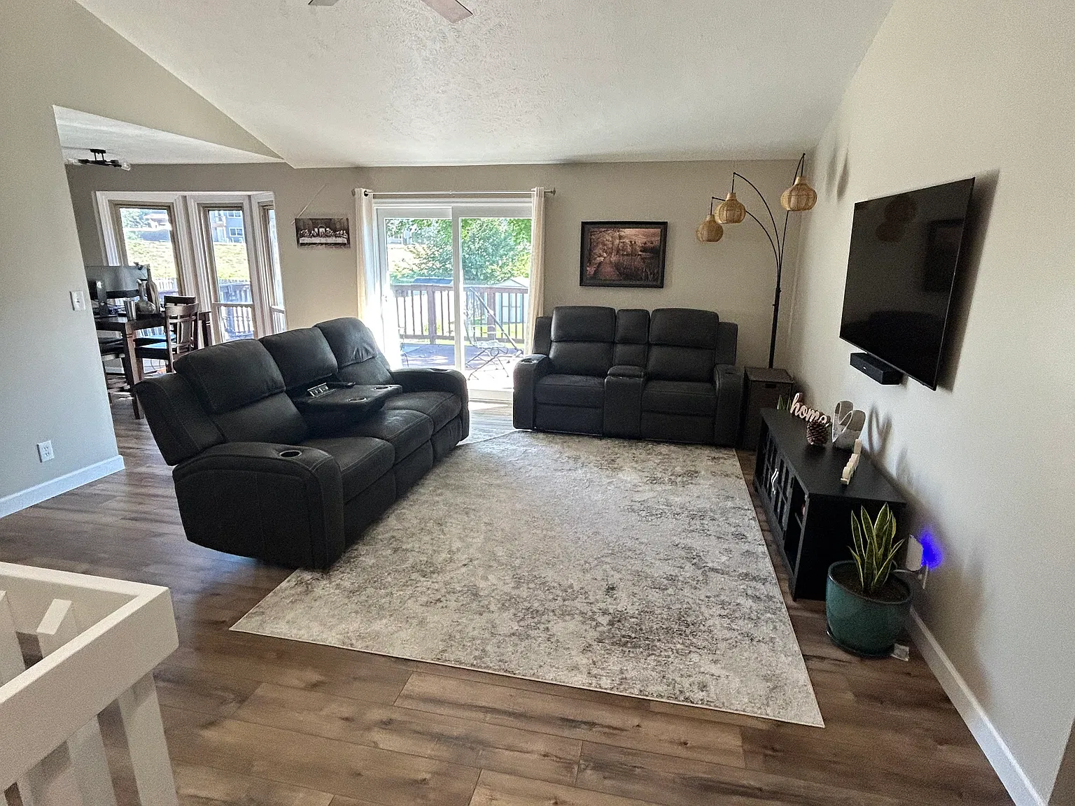 3 bed, 1170 sqft, $2,100 — Photo 1