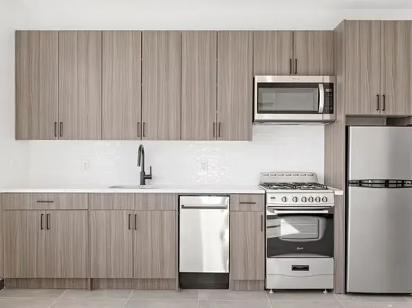 130-132 Mallory Avenue image 5 of 12