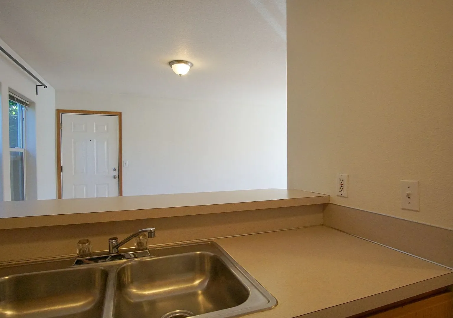 Bustling SE Division: 2nd Floor Studio w/Balcony + Parking Ready Now! — Photo 1