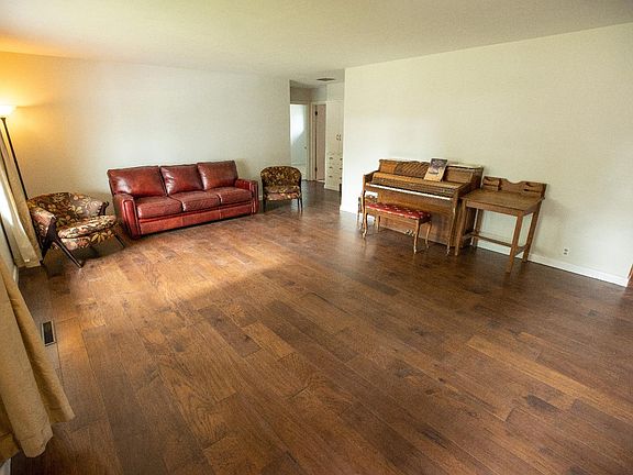 4th image of 901 Theron Pl