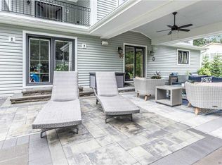 Main St, Smithtown, NY 11787
