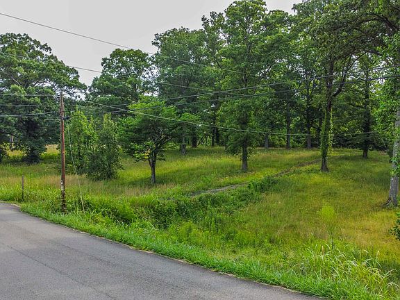 3rd image of 810 Huckleberry Ln