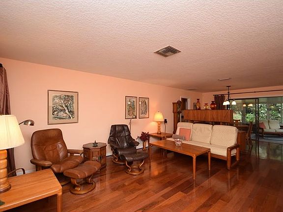 3rd image of 590 Jennings Ave